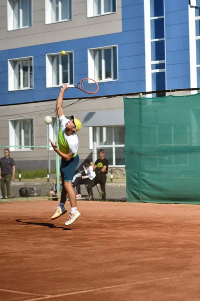 Orenburg, Rusko - 15 srpna 2017 rok: kluci hrají tenis — Stock fotografie