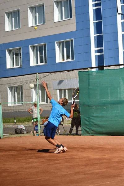 Orenburg, Rusia - 15 de agosto de 2017 año: Niños jugando al tenis —  Fotos de Stock