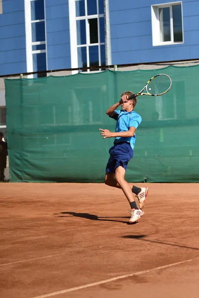 오렌부르크, 러시아-8 월 15 일, 2017 년: 소년 테니스 — 스톡 사진