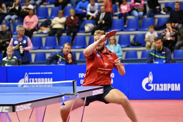 Orenburg, Russia - September 28, 2017 years: boy compete in the game table tennis — Stock Photo, Image