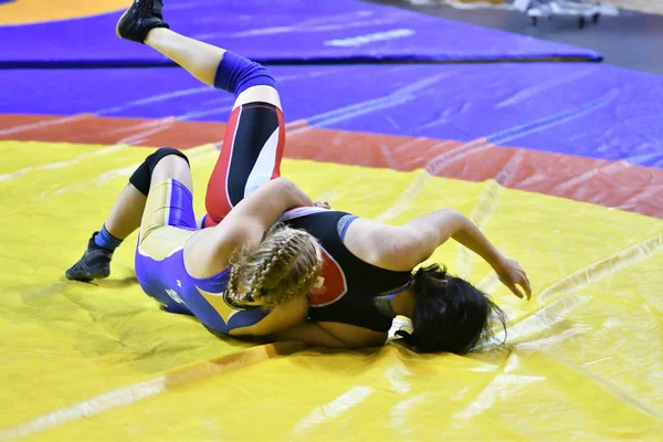 Orenburg, Russia - October 25, 2017 year: Girls compete in freestyle wrestling — Stock Photo, Image