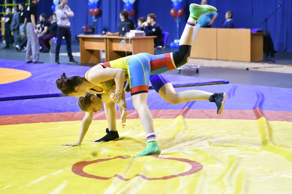 Orenburg, Russia - October 25, 2017 year: Girls compete in freestyle wrestling — Stock Photo, Image