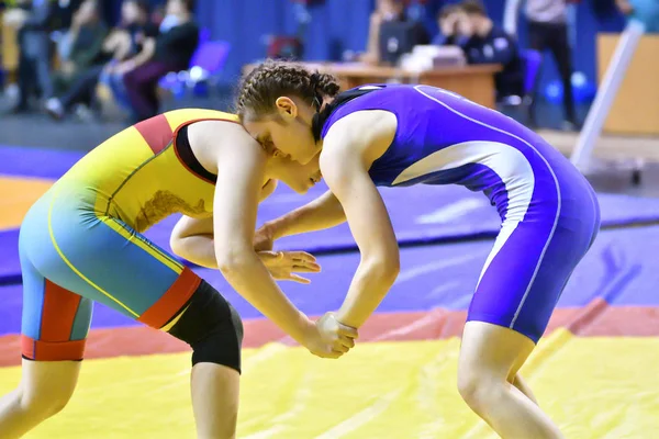 Orenburg, Russia - October 25, 2017 year: Girls compete in freestyle wrestling — Stock Photo, Image