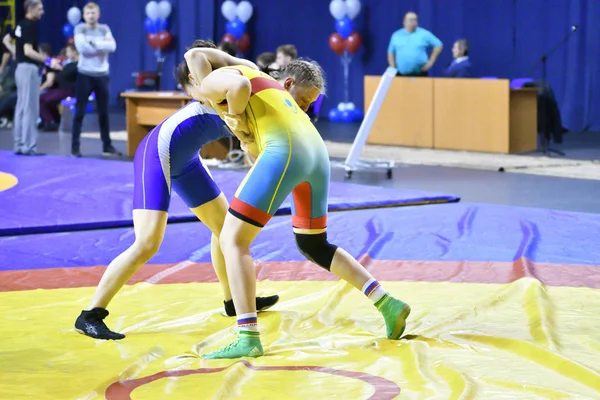 Orenburg, Russia - October 25, 2017 year: Girls compete in freestyle wrestling — Stock Photo, Image