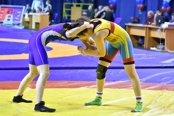 Orenburg, Rusia - 25 de octubre de 2017 año: Las niñas compiten en la lucha libre — Foto de Stock