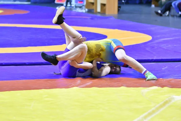 Orenburg, Rússia - Outubro 25, 2017 ano: Meninas competem no freestyle wrestling — Fotografia de Stock