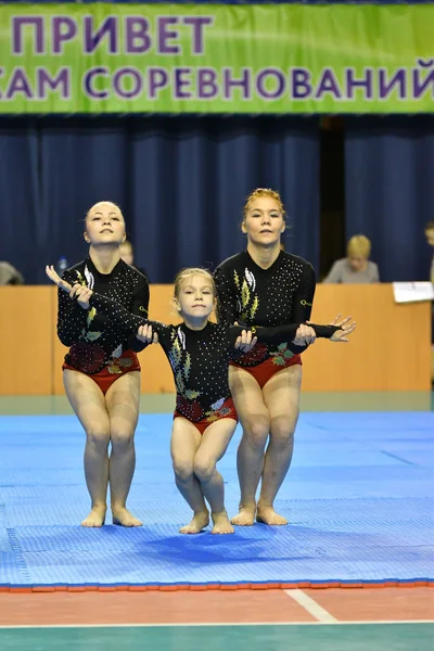 Orenburg, Rússia, 26-27 de maio de 2017 anos: Juniores competem em acrobacia esportiva — Fotografia de Stock