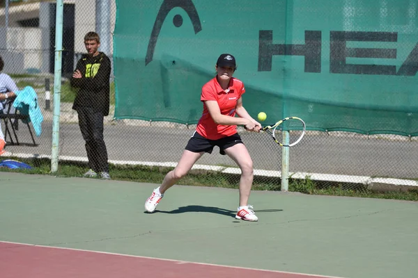 Orenburg, russland - august 15, 2017 jahr: mädchen spielt tennis — Stockfoto