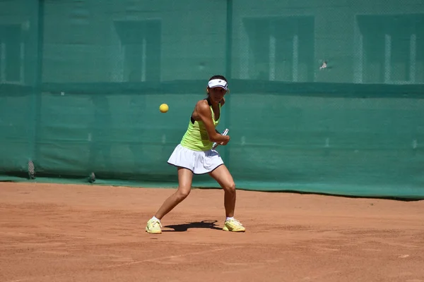 Orenburg, Rusya Federasyonu - 15 Ağustos 2017 yıl: Tenis oynayan kız — Stok fotoğraf