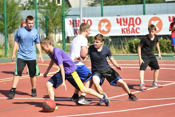 Orenburg, Russia - July 30, 2017 year: men play Street Basketball — Stock Photo, Image