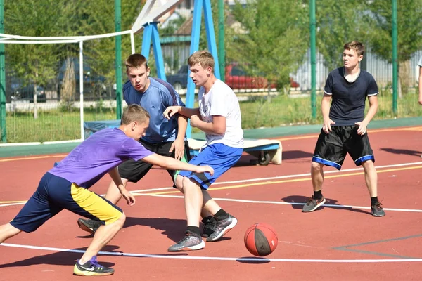 Orenburg, Russie - juillet 30, 2017 année : les hommes jouent au basketball de rue — Photo