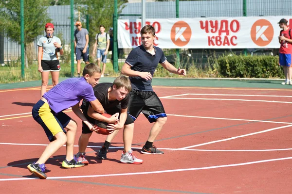 Orenburg, russland - 30. juli 2017 jahr: männer spielen street basketball — Stockfoto