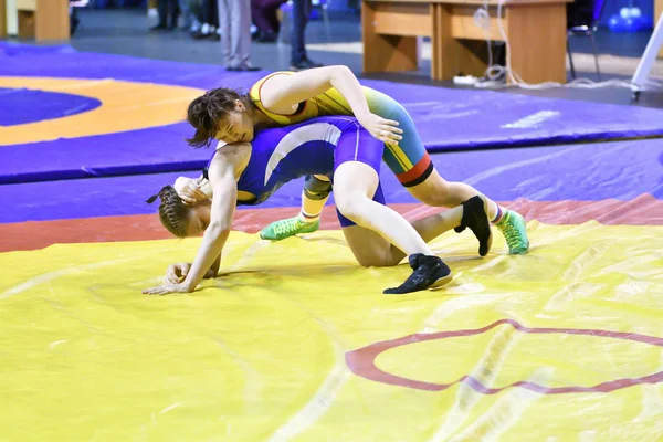 Orenburg, Rússia - Outubro 25, 2017 ano: Meninas competem no freestyle wrestling — Fotografia de Stock