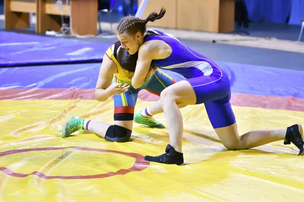 Orenburg, Russia - October 25, 2017 year: Girls compete in freestyle wrestling — Stock Photo, Image