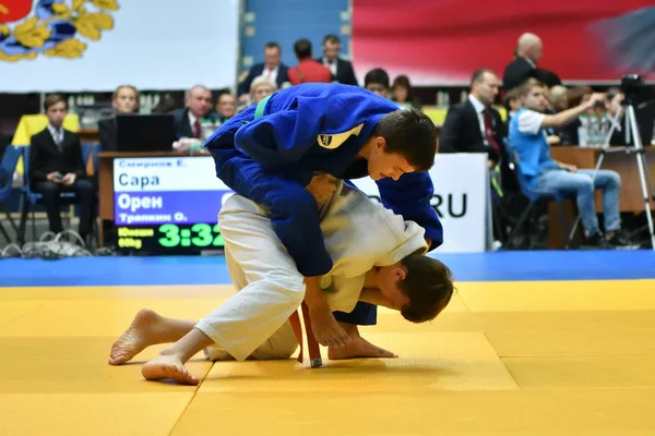 Orenburg, Venäjä - 21. lokakuuta 2017: Pojat kilpailevat Judossa — kuvapankkivalokuva