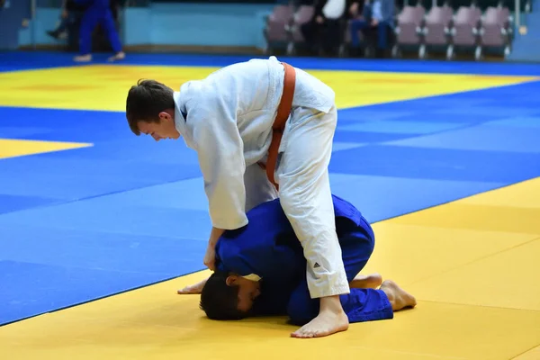 Orenburg, Federacja Rosyjska - 21 października 2017: chłopcy konkurować w Judo — Zdjęcie stockowe