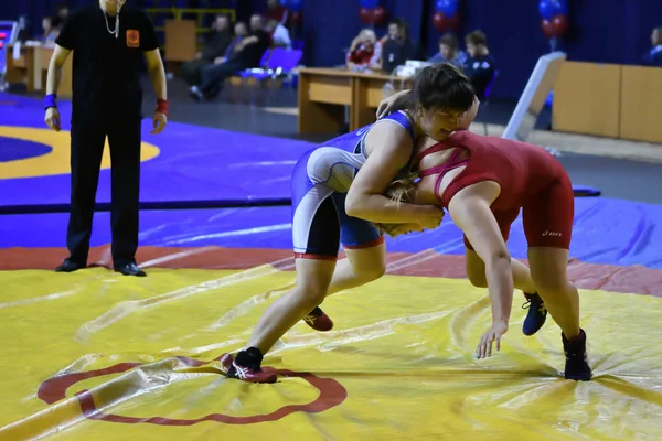 Orenburg, Russia - October 25, 2017 year: Girls compete in freestyle wrestling — Stock Photo, Image