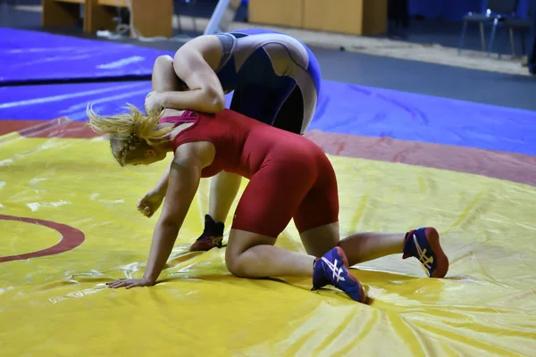 Orenburg, Russia - October 25, 2017 year: Girls compete in freestyle wrestling — Stock Photo, Image