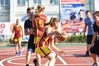 Orenburg, Rusya Federasyonu - 30 Temmuz 2017 yıl: kızlar ve erkekler için sokak basketbol oynamak