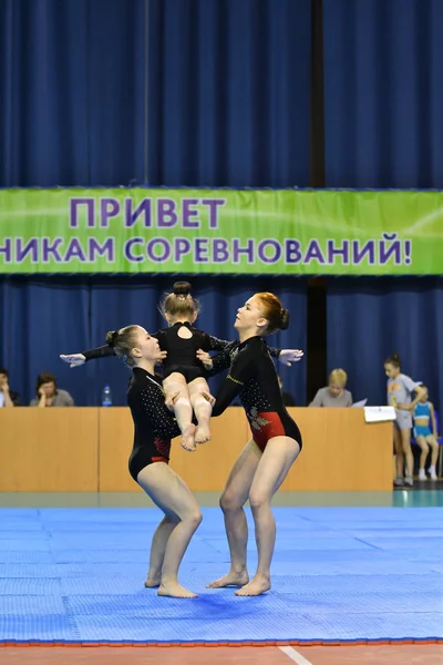 Orenburg, Ryssland, 26-27 maj 2017 år: juniorer tävlar i sport akrobatik — Stockfoto
