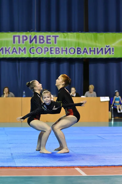 Orenburg, Rússia, 26-27 de maio de 2017 anos: Juniores competem em acrobacia esportiva — Fotografia de Stock