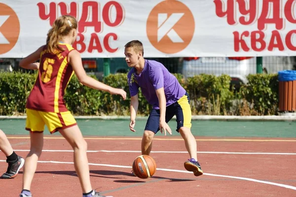Orenburg, Rosja - 30 lipca 2017 roku: dziewcząt i chłopców grać w koszykówkę Street — Zdjęcie stockowe