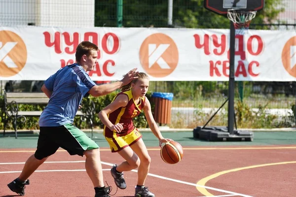 Orenburg, Rusia - 30 de julio de 2017 año: Niñas y niños juegan Street Basketball —  Fotos de Stock