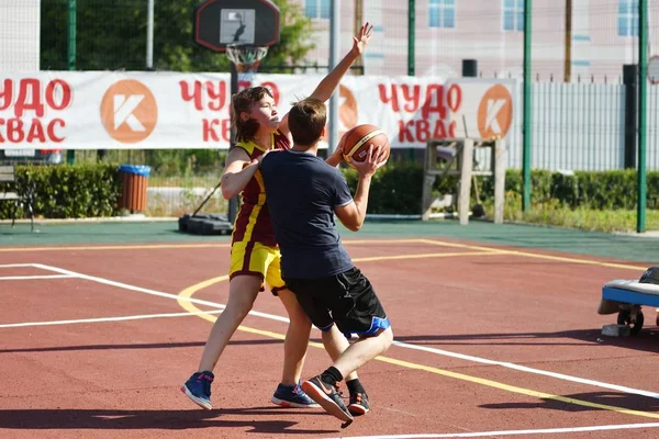 Orenburg, Rusia - 30 de julio de 2017 año: Niñas y niños juegan Street Basketball —  Fotos de Stock