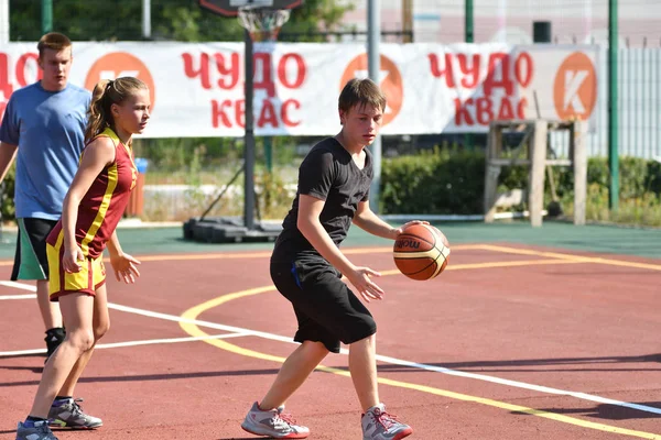 Orenburg, Russia - July 30, 2017 year: Girls and boys play Street Basketball — Stock Photo, Image