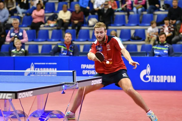 Orenburg, Ryssland - 28 September 2017 år: pojke tävla i spelet bordtennisen — Stockfoto