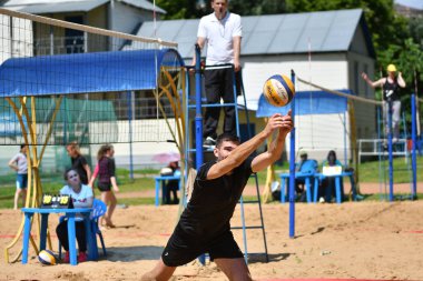 Orenburg, Rusya, 9-10 Haziran 2017 yıl: plaj voleybolu oynarken çocuklar