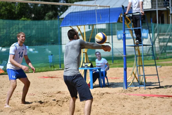 Orenburg, Russie, 9-10 juin 2017 année : Des garçons jouent au beach-volley — Photo