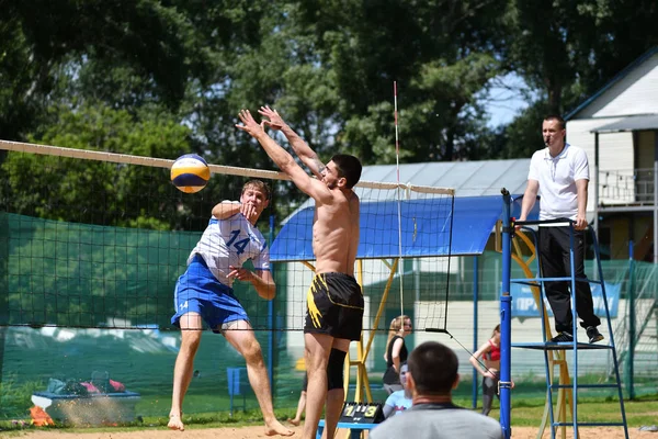 Orenburg, Rusko, rok 9-10 června 2017: kluci hrají plážový volejbal — Stock fotografie