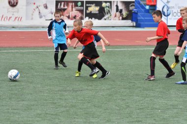 Orenburg, Rusya Federasyonu - 2017 yıl 28, Mayıs: çocuklar futbol oynamak