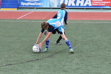 Orenburg, Rusya Federasyonu - 2017 yıl 28, Mayıs: çocuklar futbol oynamak
