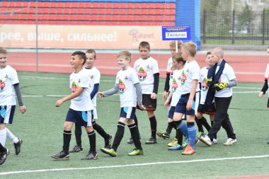Orenburg, Rusya Federasyonu - 2017 yıl 28, Mayıs: çocuklar futbol oynamak