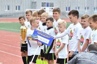 Orenburg, Rusya Federasyonu - 2017 yıl 28, Mayıs: çocuklar futbol oynamak