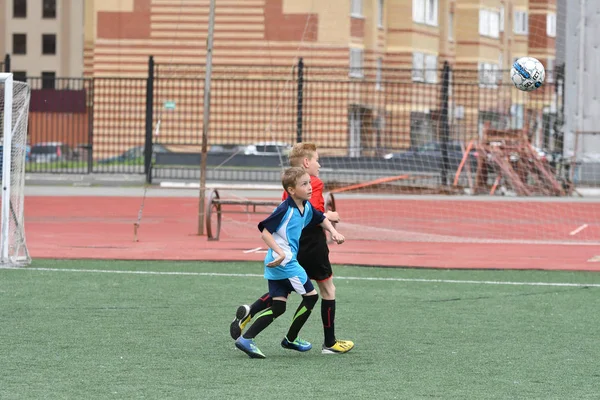 Orenburg, Rusia - 28 de mayo de 2017 año: Los chicos juegan al fútbol —  Fotos de Stock