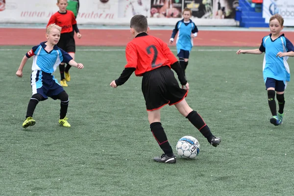 Orenburg, Rusia - 28 de mayo de 2017 año: Los chicos juegan al fútbol —  Fotos de Stock