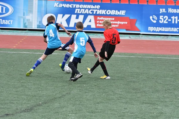 Όρεμπουργκ, Ρωσία - στις 28 Μαΐου 2017 έτος: τα αγόρια παίζουν ποδόσφαιρο — Φωτογραφία Αρχείου