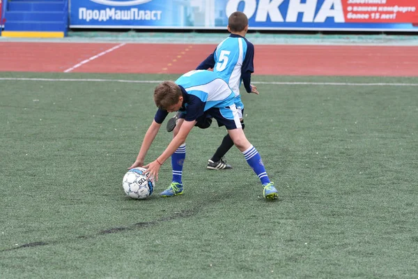 Orenburg, Rusia - 28 de mayo de 2017 año: Los chicos juegan al fútbol —  Fotos de Stock