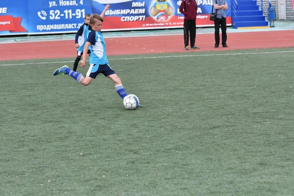 Orenburg, Rusia - 28 Mei 2017: Anak laki-laki bermain sepak bola — Stok Foto