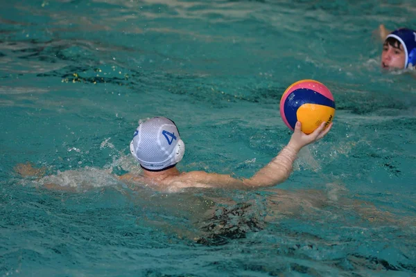 Orenburg, russland - 4. Mai 2017 jahre: die knaben spielen im wasserball — Stockfoto