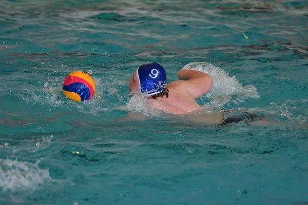 オレンブルク, ロシア連邦 - 可能性があります 4、2017 年: 水球競技の少年を再生 — ストック写真