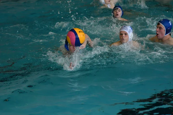 Orenburg, Russia - May 4, 2017 years: the boys play in water polo — Stock Photo, Image