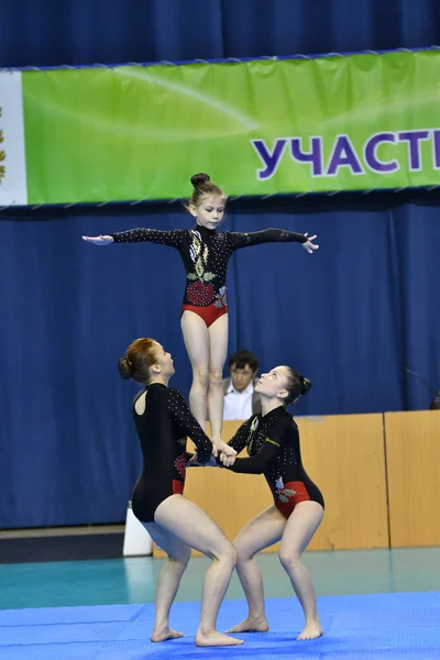 Orenburg, Rússia, 26-27 de maio de 2017 anos: Juniores competem em acrobacia esportiva — Fotografia de Stock