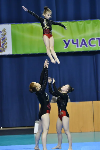 Orenburg, Rússia, 26-27 de maio de 2017 anos: Juniores competem em acrobacia esportiva — Fotografia de Stock