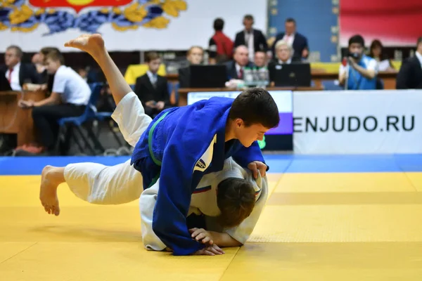 Orenburg, Rusia - 21 de octubre de 2017: Los niños compiten en Judo — Foto de Stock