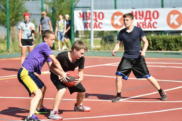 Orenburg, Russia - July 30, 2017 year: men play Street Basketball — Stock Photo, Image