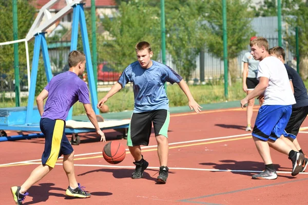 Orenburg, Russie - juillet 30, 2017 année : les hommes jouent au basketball de rue — Photo